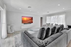 Chic Hollywood Pool Villa